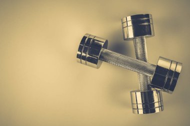 Spor kavram: pembe bir arka plan üzerinde halter