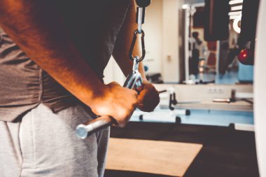Spor salonunda vücut geliştirmeci