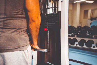 Spor salonunda vücut geliştirmeci