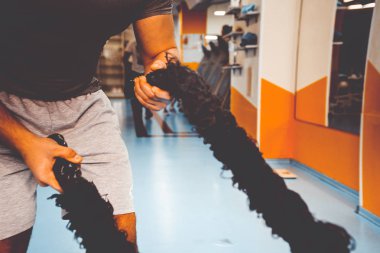 Spor salonunda vücut geliştirmeci