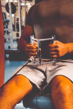 Spor salonunda vücut geliştirmeci