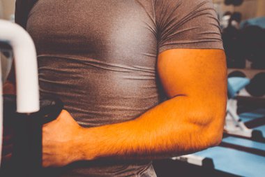 Spor salonunda vücut geliştirmeci