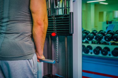 Spor salonunda vücut geliştirmeci