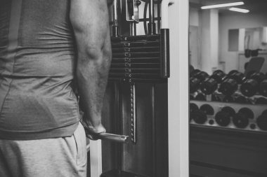 Spor salonunda vücut geliştirmeci