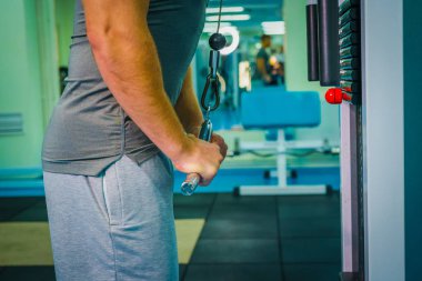 Spor salonunda vücut geliştirmeci