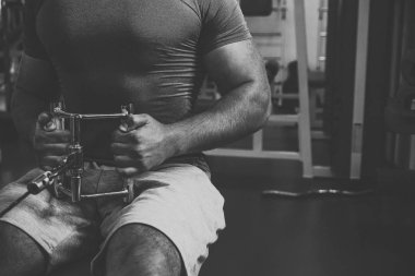 Spor salonunda vücut geliştirmeci