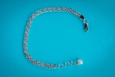 mavi bir arka plan üzerinde gümüş bilezik