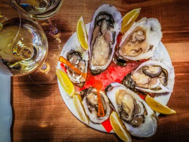 İstiridye masada şarap ile