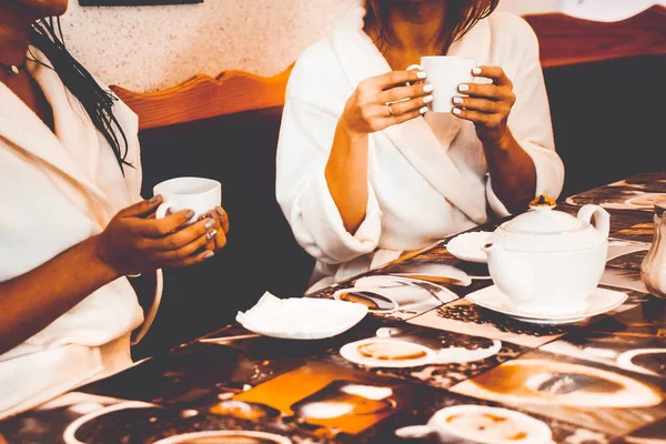 Κορίτσια Που Πίνουν Τσάι Στο Σαλόνι Σπα — Φωτογραφία Αρχείου