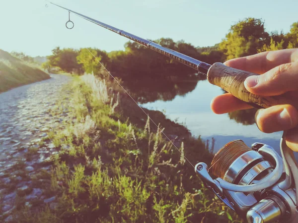 手を保持する釣り用スピニング — ストック写真