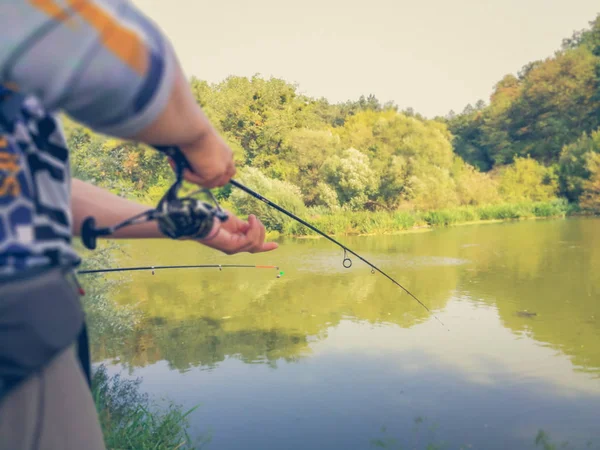 Joven Pescando Bokeh Fondo Borroso — Foto de Stock