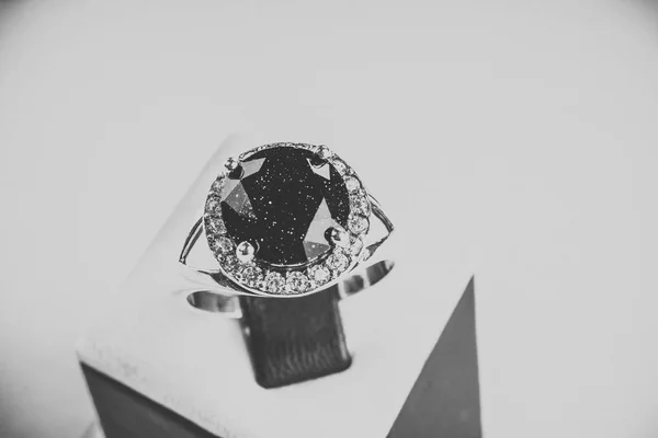 Όμορφο Ασημένιο Δαχτυλίδι Πολύτιμα Κοσμήματα — Φωτογραφία Αρχείου