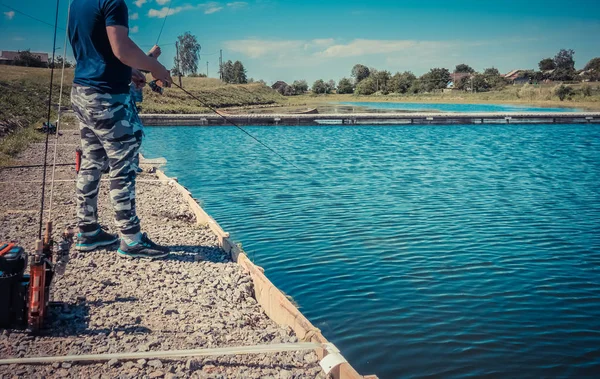 Pescador Captura Trucha Arco Iris Del Lago — Foto de Stock