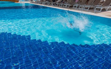 Çocuk havuza atladı.