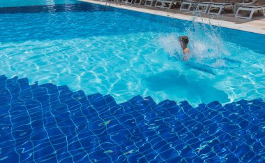 Çocuk havuza atladı.