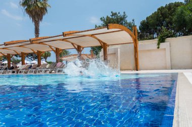 Çocuk havuza atladı.