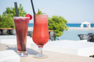 Deniz kenarındaki barda kokteyller.