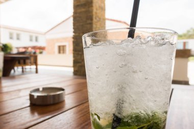 Deniz kenarındaki barda kokteyller.