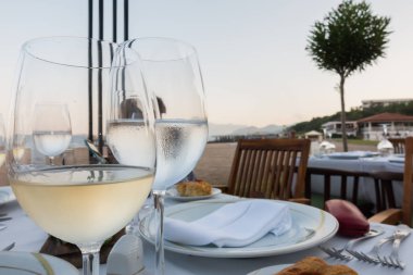 Denizde güzel bir restoranda akşam yemeği