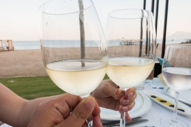 Denizde güzel bir restoranda akşam yemeği