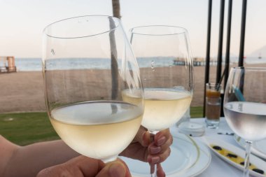 Denizde güzel bir restoranda akşam yemeği
