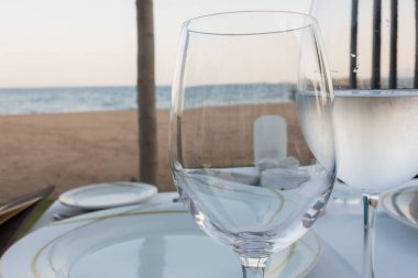 Denizde güzel bir restoranda akşam yemeği