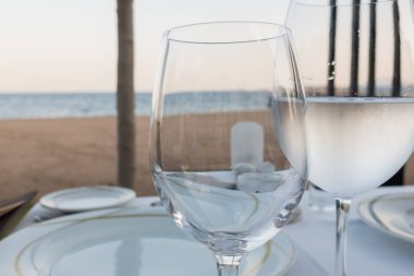 Denizde güzel bir restoranda akşam yemeği