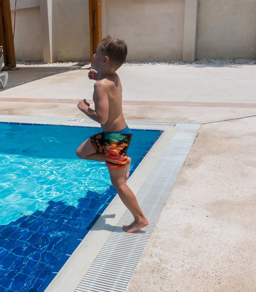 Αγόρι Πηδάει Στην Πισίνα — Φωτογραφία Αρχείου