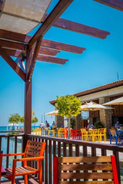 Dinlendirici turistlerin bulunduğu tatil restoranında yazlık alanın manzarası