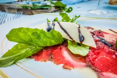 Beyaz bir plaka üzerinde dana Carpaccio