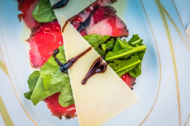 Beyaz bir plaka üzerinde dana Carpaccio