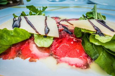 Beyaz bir plaka üzerinde dana Carpaccio