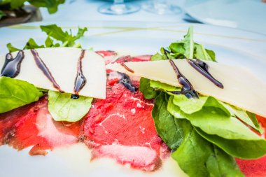 Beyaz bir plaka üzerinde dana Carpaccio