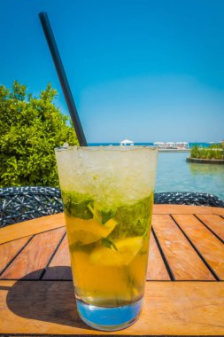 Mojito deniz arka plan üzerinde bir masada kokteyl