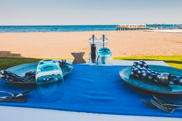 Bella tavola apparecchiata in un ristorante sul mare — Foto Stock