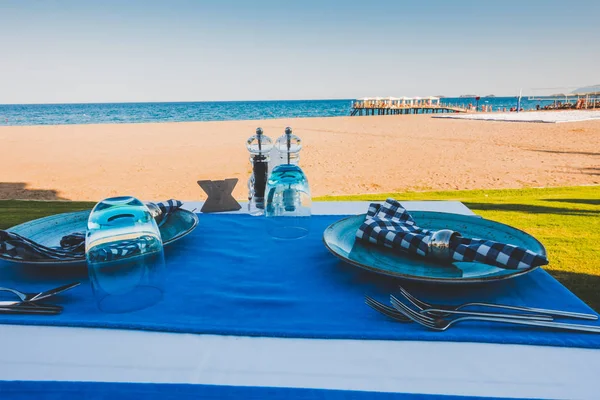 Bella tavola apparecchiata in un ristorante sul mare — Foto Stock