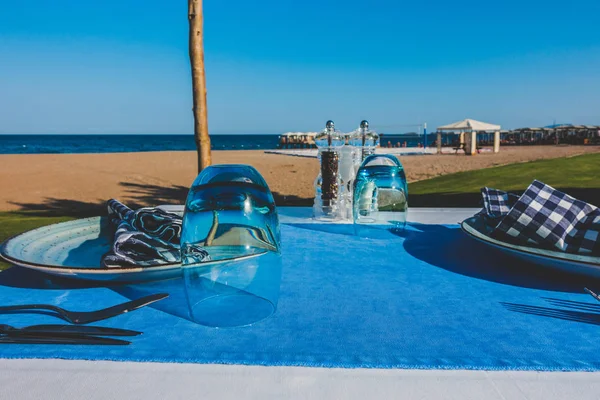 Piękny stół ustawienie w restauracji nad morzem — Zdjęcie stockowe