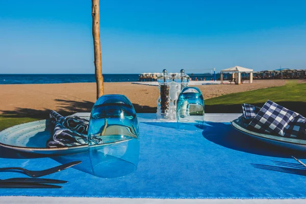 Bella tavola apparecchiata in un ristorante sul mare — Foto Stock