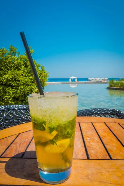 Mojito deniz arka plan üzerinde bir masada kokteyl