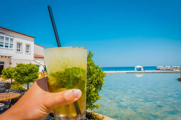 Cocktail Mojito Tavolo Uno Sfondo Mare — Foto Stock