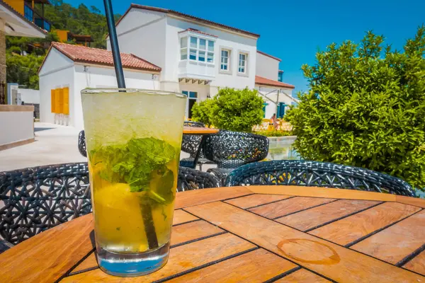 Cocktail Mojito Tavolo Uno Sfondo Mare — Foto Stock