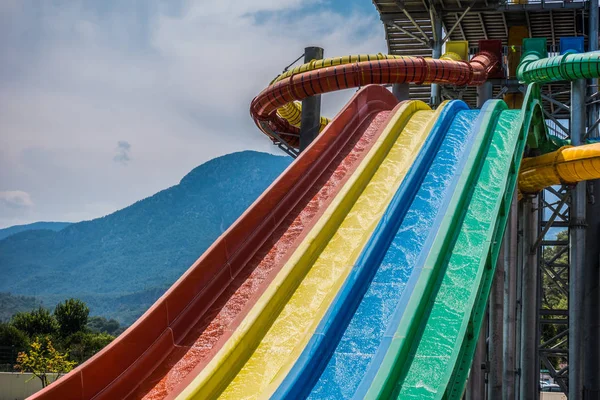 Montando escorregas de água no parque aquático — Fotografia de Stock