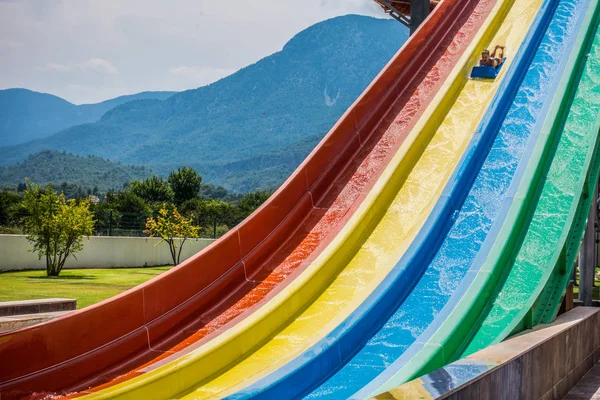 Montando escorregas de água no parque aquático — Fotografia de Stock