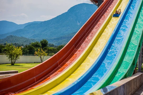 Montando escorregas de água no parque aquático — Fotografia de Stock