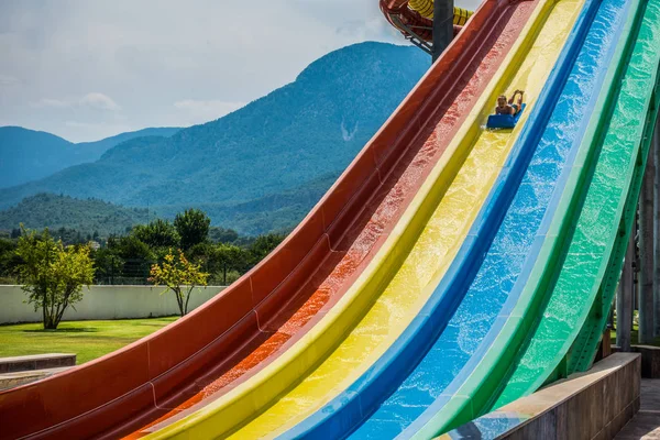 Montando escorregas de água no parque aquático — Fotografia de Stock