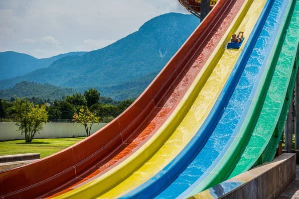 Paseos en toboganes en el parque acuático — Foto de Stock