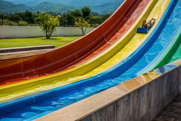 Montando escorregas de água no parque aquático — Fotografia de Stock