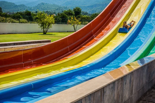 Glissières d'eau dans le parc aquatique — Photo