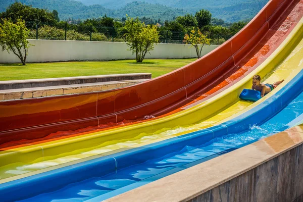 Glissières d'eau dans le parc aquatique — Photo