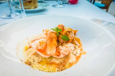 Beyaz bir tabak karides pişmiş